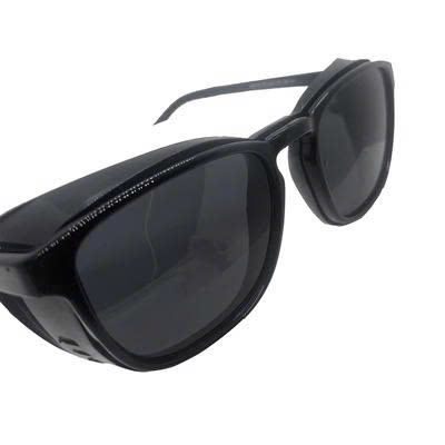 Kính thủy tinh đen