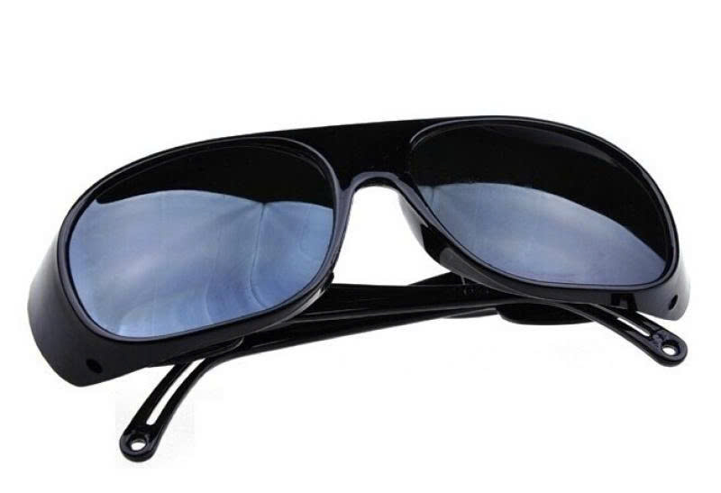 Kính thủy tinh đen